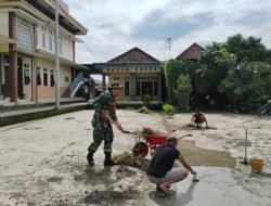 Wujud Kedekatan Dengan Warga, Babinsa Bantu Perbaikan Penjemuran Padi di Wilayahnya