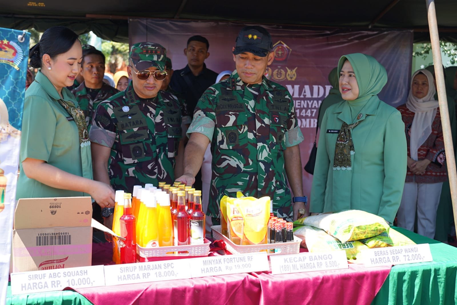 Bazar Ramadan TNI Serentak yang dilaksanakan di halaman Makorem 082/CPYJ