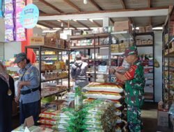 Jelang Lebaran, Babinsa Koramil Tutur Cek Harga Sembako di Pasar