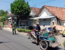 Anggota Koramil Tembelang Pengamanan Pembagian Zakat, 1500 Tukang Becak Rela Antre