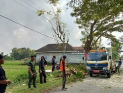 Babinsa Koramil Kudu Bersama Warga Bersih-Bersih Bahu Jalan