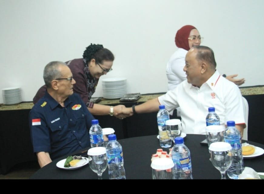 Ketua Pengrov PABSI NTB, Karina De Vega berjabat tangan dengan Ketua KONI Pusat, Marciano Norman (foto: ist).