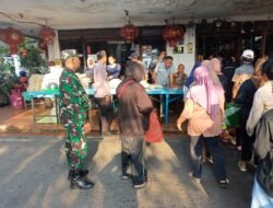 Babinsa Kaliwungu Dampingi Pembagian 580 Paket Sembako untuk Warga di Bulan Ramadhan