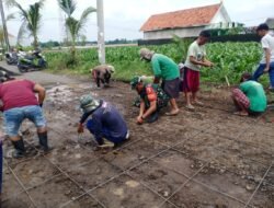 Komsos, Koramil Leces Kerja Bakti Memperbaiki Jalan Desa
