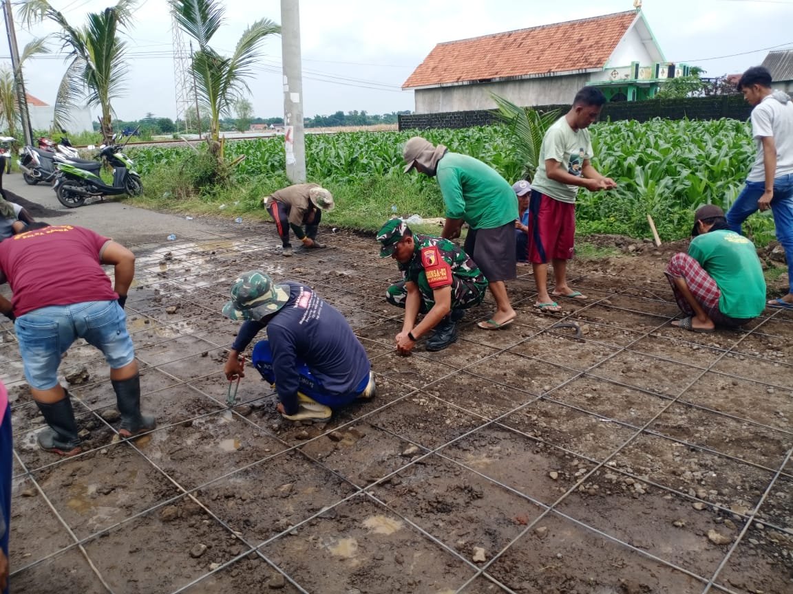 Komsos, Koramil Leces Kerja Bakti Memperbaiki Jalan Desa