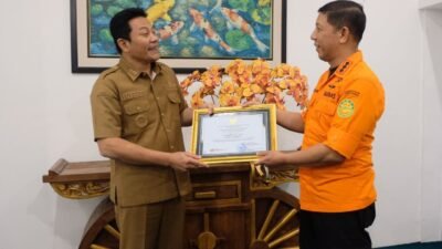 Pemkab Sidoarjo Terima Penghargaan Basarnas atas Dukungan Operasi SAR Runtuhnya Bangunan Ponpes Al-Khoziny.