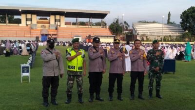 Kodim Probolinggo Melalui Danpos Mayangan Mengawal dan Mengamankan Pelaksanaan Sholat Idul Fitri Warga Muhammadiyah