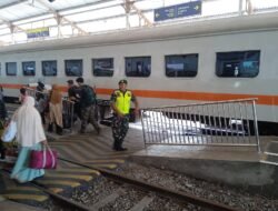 Demi Kelancaran dan Keamanan, Anggota TNI Laksanakan Tugas Pengamanan di Stasiun KA Bangil
