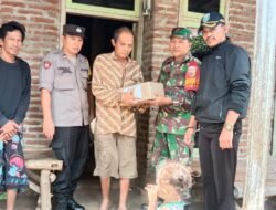 Melaksanakan Program Komunikasi Sosial, Koramil Leces Salurkan Bantuan Sembako