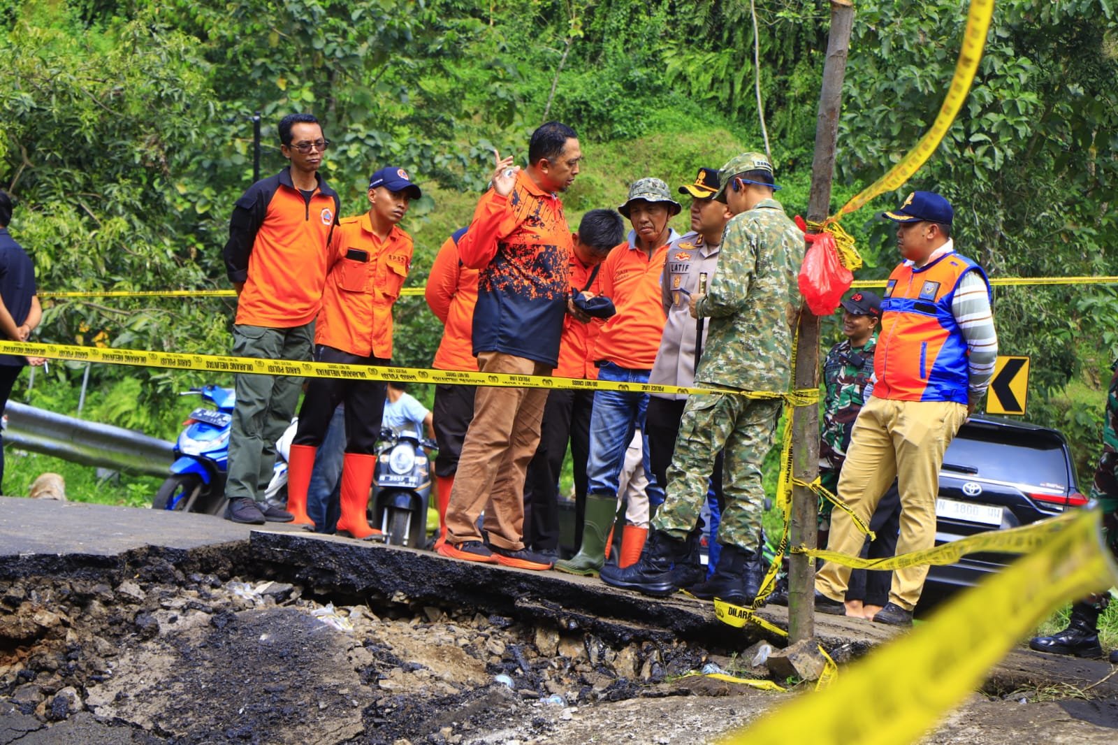 Letkol Inf Ribut Yodo Apriantono bersama sejumlah pihak turun langsung untuk melihat pasca longsor nya jalan penghubung desa