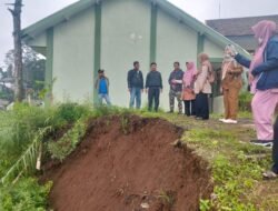 Koramil Sumber Melakukan Peninjauan Lokasi Longsor Di area SMAN 1 Sumber