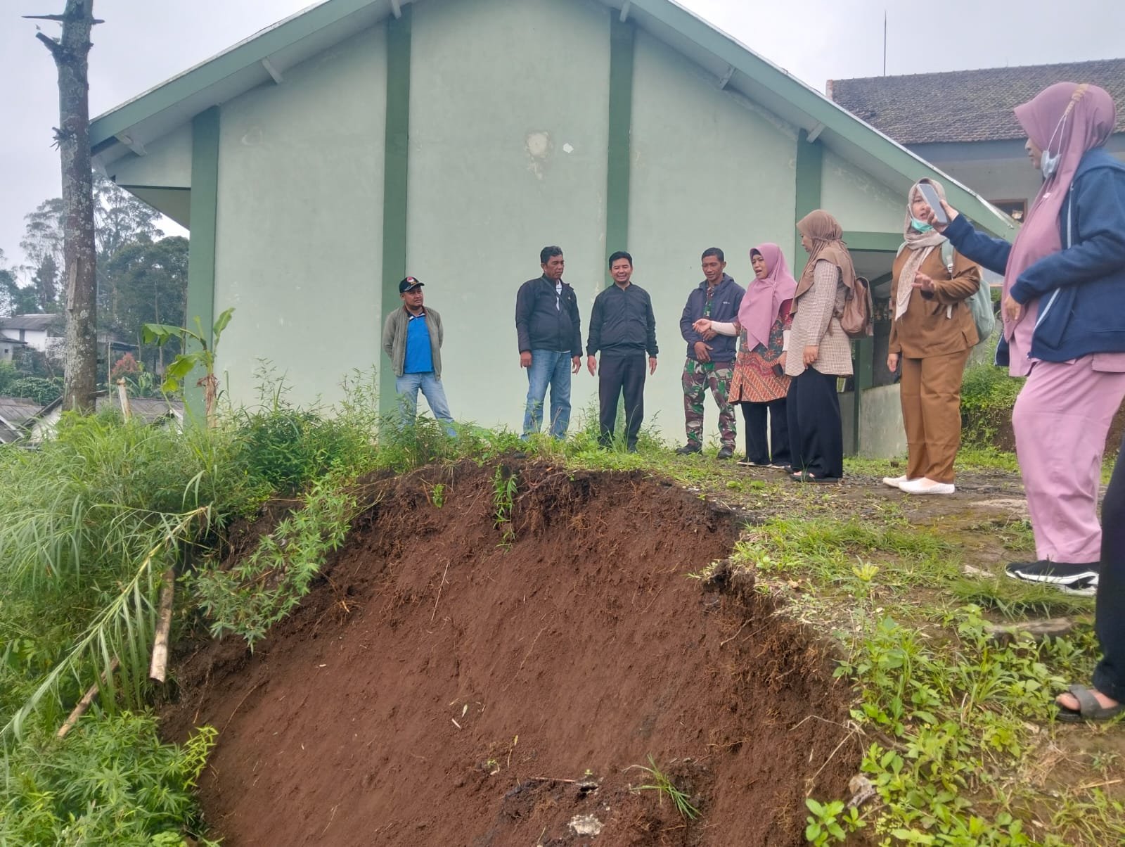 Lokasi longsor yang berada di area SMAN 1 Sumber