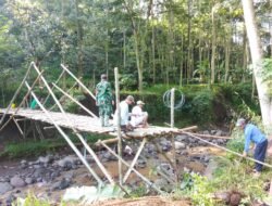 Koramil Lumbang Mempelopori Kerja Bakti Pembangunan Jembatan Darurat Dan Jalan Alternatif Pasca Bencana Longsor Di Wilayah Binaan