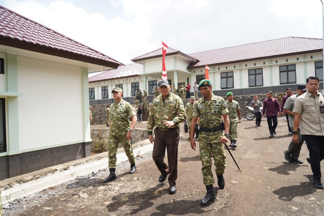 Mayjen TNI Rudi Saladin M.A mendampingi Menteri Pertahanan RI Jenderal TNI (Purn) Sjafrie Sjamsoeddin