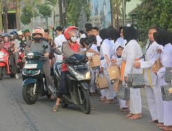 Anak-anak Karate INKAI Trenggalek Berbagi Takjil, Tanamkan Nilai Kepedulian Sosial