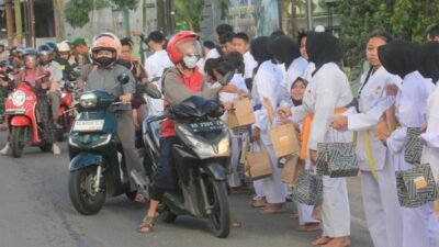 Anak-anak Karate INKAI Trenggalek Berbagi Takjil, Tanamkan Nilai Kepedulian Sosial