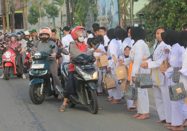 Anak-anak Karate INKAI Trenggalek Berbagi Takjil, Tanamkan Nilai Kepedulian Sosial