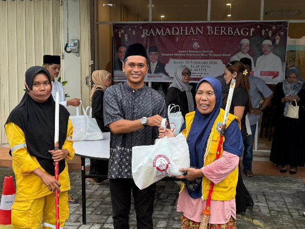 DPD KAI NTB Peduli, Tebar Ratusan Paket Sembako Ramadan Berbagi di Kota Mataram