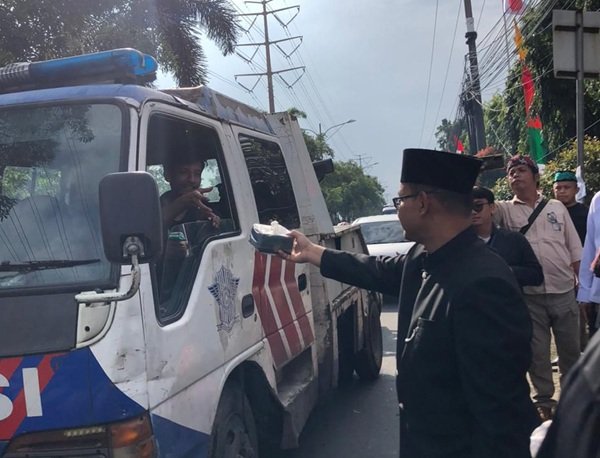 Ketua DPRD Turun Bagikan Takjil, Semarakkan Ramadan dan HUT ke-29 Kota Bekasi