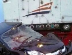 Mobil Tertabrak Kereta, Terpental 15 Meter di Perlintasan Tanpa Penjagaan