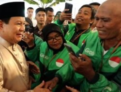 Pertama Kali Open House di Istana, Ojol Terima Sembako dari Presiden Prabowo