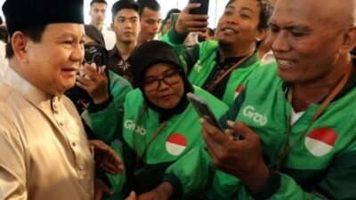 Pertama Kali Hadiri Open House di Istana, Ojol Terima Sembako dari Presiden Prabowo
