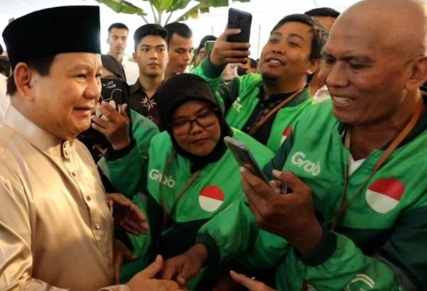 Pertama Kali Hadiri Open House di Istana, Ojol Terima Sembako dari Presiden Prabowo
