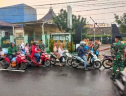 Koramil Sumobito Bagikan Takjil ke Pengguna Jalan