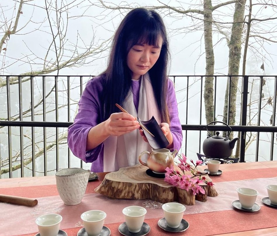 Saat Penat Tersapu Kabut Pegunungan Alishan dan Hangatnya Teh Oolong Taiwan