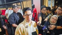 CEO Kelme Indonesia Kevin Wijaya menjelaskan bahwa inspirasi utama desain jersey tandang atau away diambil dari motif batik parang. (Foto: AGF/SP).
