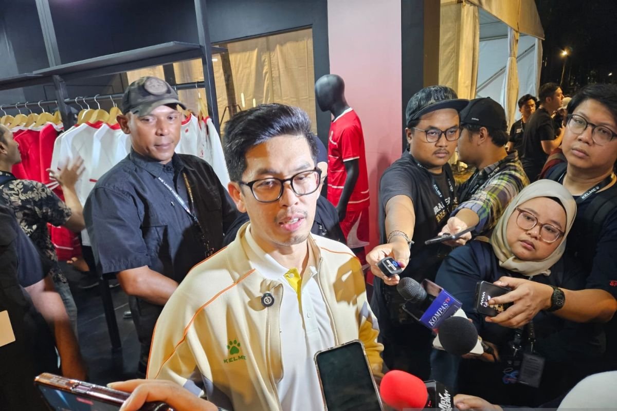 CEO Kelme Indonesia Kevin Wijaya menjelaskan bahwa inspirasi utama desain jersey tandang atau away diambil dari motif batik parang. (Foto: AGF/SP).