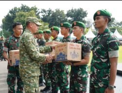 Pangdam Jaya Serahkan Bingkisan untuk Prajurit di Acara Bazar Murah