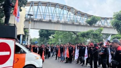 Ratusan Buruh Demo di PN Jakarta Timur, Minta Majelis Hakim Bersikap Adil