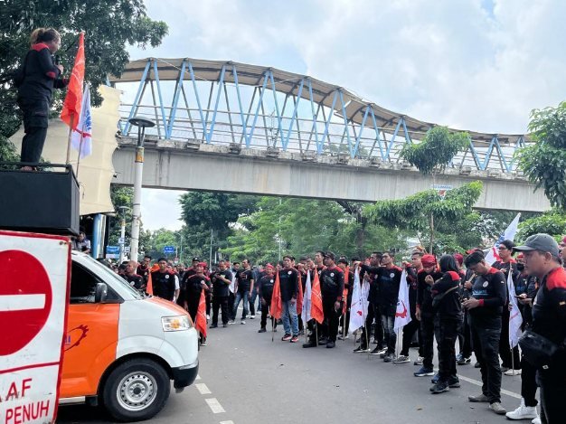 Ratusan Buruh Demo di PN Jakarta Timur, Minta Majelis Hakim Bersikap Adil