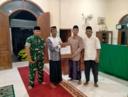 Babinsa Munungkerep dan Forkopincam Kabuh Gelar Tarawih Keliling di Dusun Duren