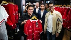 Ketua Umum Persatuan Sepak Bola Seluruh Indonesia (PSSI), Erick Thohir, bangga desain jersey Timnas Indonesia terbaru menampilkan motif batik sebagai elemen utama identitas budaya nasional. (Foto: AGF/SP).