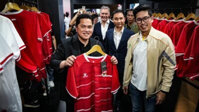 Ketua Umum Persatuan Sepak Bola Seluruh Indonesia (PSSI), Erick Thohir, bangga desain jersey Timnas Indonesia terbaru menampilkan motif batik sebagai elemen utama identitas budaya nasional. (Foto: AGF/SP).