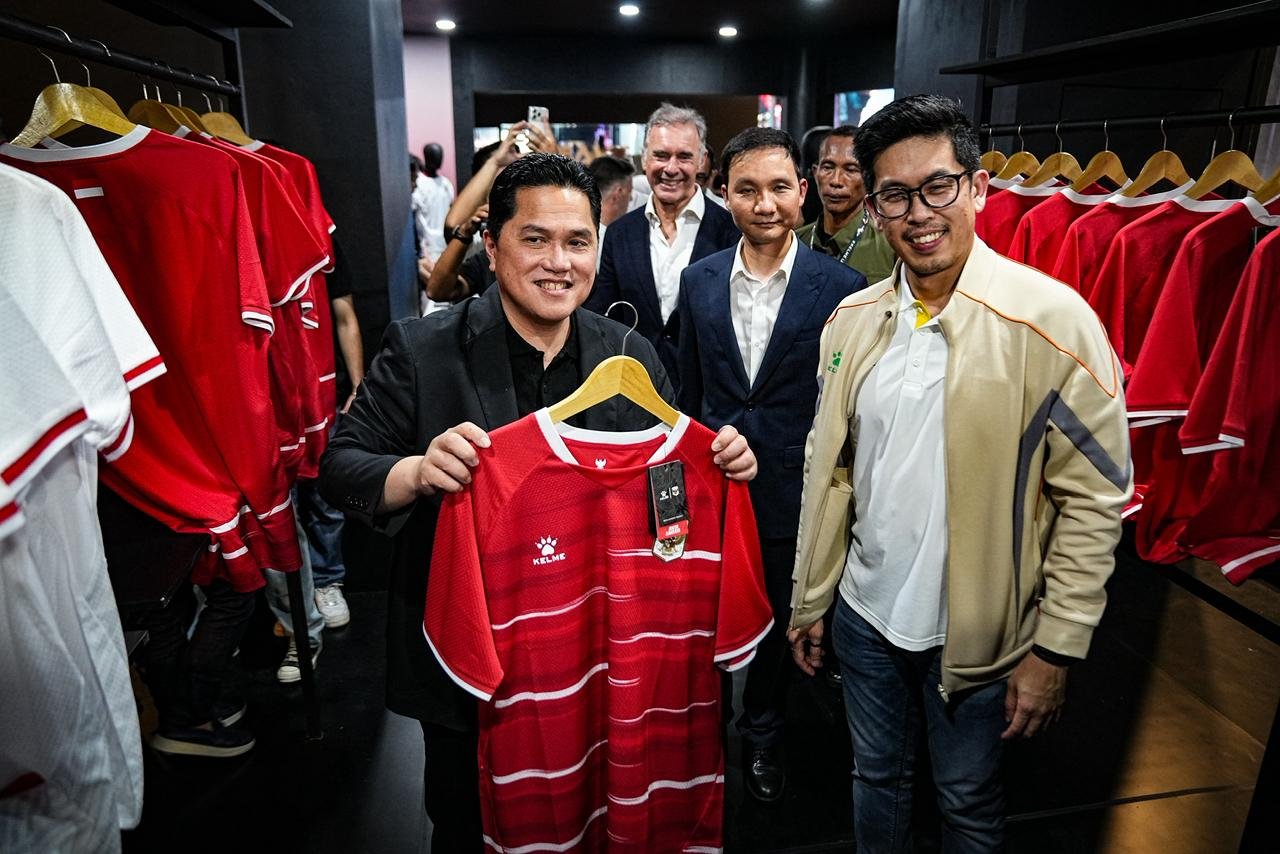 Ketua Umum Persatuan Sepak Bola Seluruh Indonesia (PSSI), Erick Thohir, bangga desain jersey Timnas Indonesia terbaru menampilkan motif batik sebagai elemen utama identitas budaya nasional. (Foto: AGF/SP).