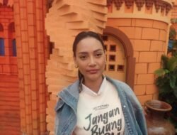 Main di Film “Jangan Buang Ibu” Cerminan Hidup Erika Carlina Jadi Ibu Tunggal