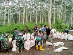 Satgas TMMD dan Warga Lakukan Pembersihan Lumpur Akibat Hujan