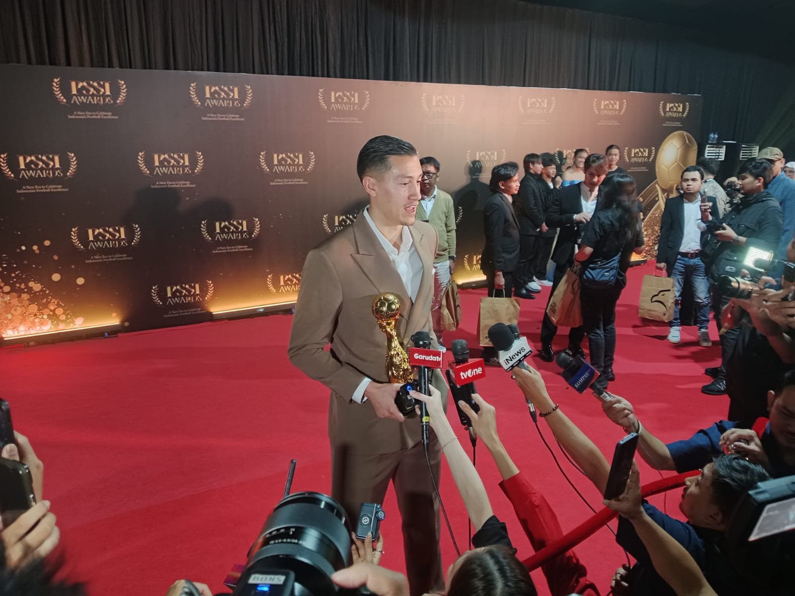 Bek timnas Indonesia, Jay Idzes, sukses meraih penghargaan bergengsi sebagai Men’s Player of The Year dalam ajang PSSI Awards 2026 yang digelar di Studio 6 Emtek, Jakarta, Sabtu (28/3/2026). (Foto: AGF).