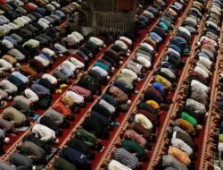 Niat dan Tata Cara Sholat Idul Fitri, Lengkap dengan Bacaan Arab dan Artinya