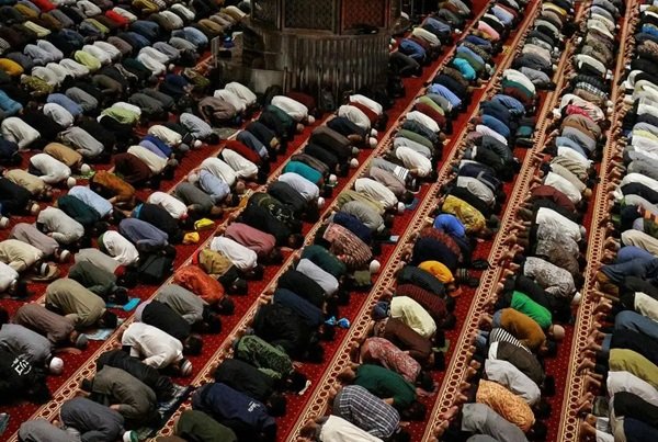 Niat dan Tata Cara Sholat Idul Fitri, Lengkap dengan Bacaan Arab dan Artinya