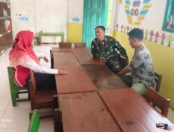 Komsos dengan Warga, Babinsa Koramil Rutin Pantau Wilayah Binaan