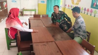 Komsos dengan Warga, Babinsa Koramil Rutin Pantau Wilayah Binaan