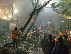 Yonarmed 7/Biringgalih Evakuasi Longsor Tumpukan Sampah TPST Bantargebang