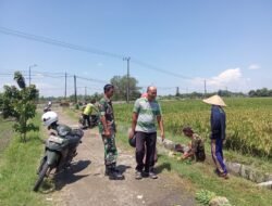 Babinsa Koramil 0814 11/Sumobito Gelar Komsos dengan Petani Kangkung