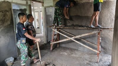 Satgas TMMD 127 dan Warga Selesaikan Plester Rumah RTLH di Wonosalam