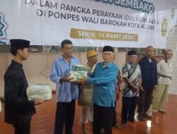 Ponpes Wali Barokah Kediri Bagikan Ratusan Sembako untuk Dhuafa