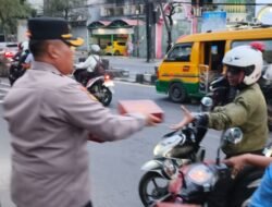 Polsek Gedangan Bagikan 200 Paket Takjil untuk Warga Sekitar